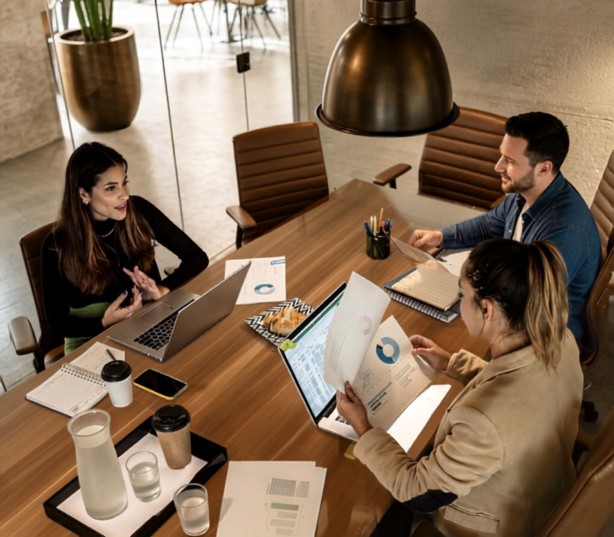 Equipe reunida em uma mesa de reunião
